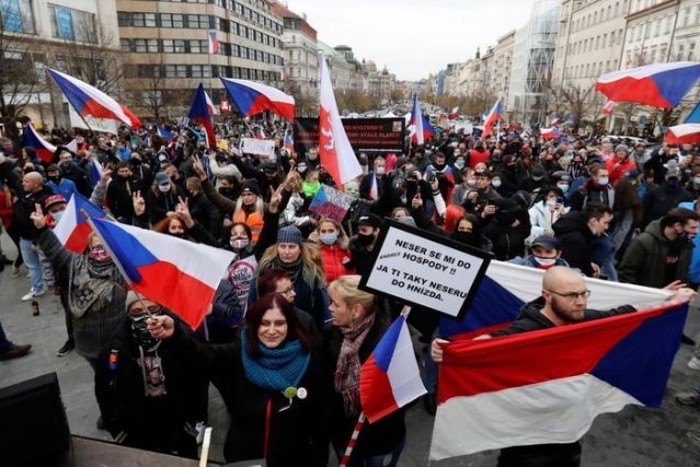 Hàng trăm người biểu tình phản đối các biện pháp hạn chế lây lan Covid-19 của Séc