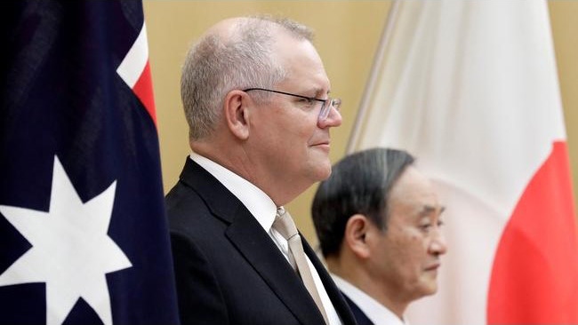Thủ tướng Australia Scott Morrison và Thủ tướng Nhật Bản Yoshihide Suga trong lễ tiếp đón tại Văn phòng của Thủ tướng Suga ở Tokyo. Nguồn: The Australian