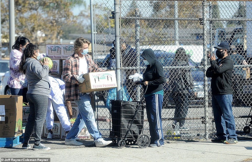 Brad Pitt thân thiện tặng đồ ăn cho người thu nhập thấp ở Los Angeles