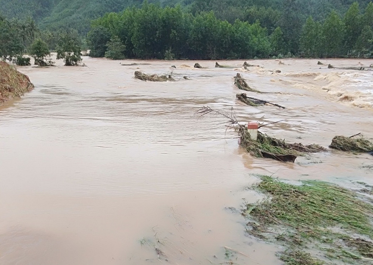 Nước lũ lên nhanh, 6 xã của huyện Hoài Ân, Bình Định bị chia cắt