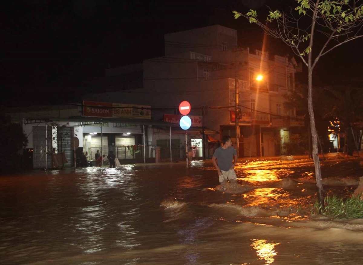 Bình Định: Nước lũ đổ về gây ngập cửa ngõ vào thành phố Quy Nhơn