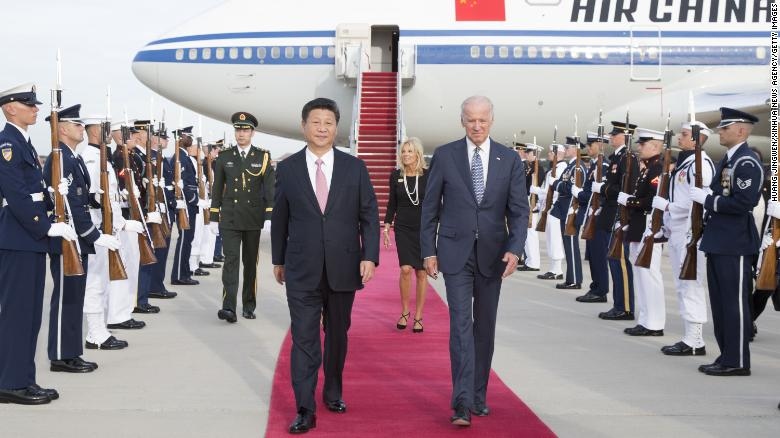 Chủ tịch Trung Quốc Tập Cận Bình tiếp đón ông Biden trong chuyến thăm Trung Quốc năm 2015. Ảnh: CNN.