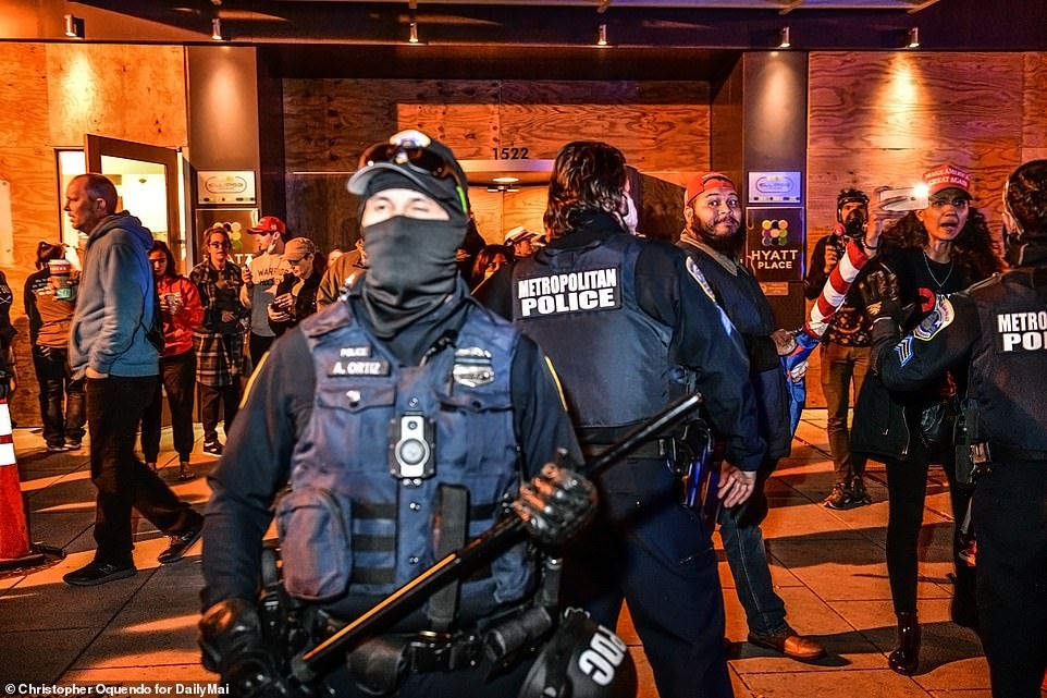 Cảnh sát chống bạo động và đồ nghề.