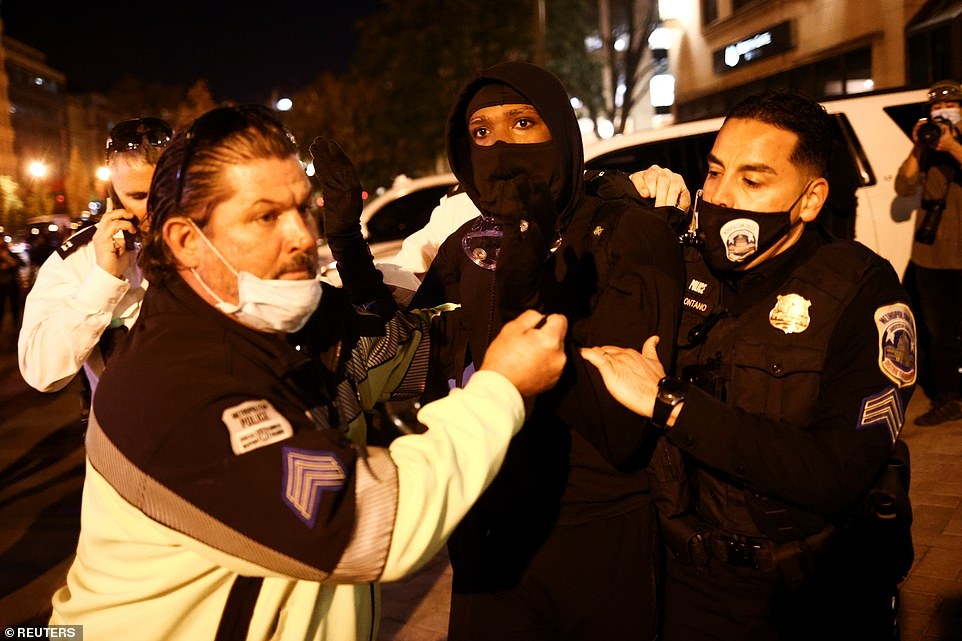 Cảnh sát bắt giữ một người biểu tình.