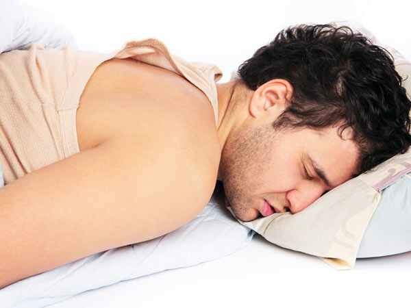 Thiếu ngủ: Thiếu ngủ và ngủ không ngon có thể làm giảm sức đề kháng đáng kể, khiến bạn dễ mắc cảm lạnh hơn. Thiếu ngủ có thể làm giảm chức năng các tế bào bạch cầu bảo vệ cơ thể. Bạn nên ngủ đủ 7 - 8 tiếng mỗi ngày.
