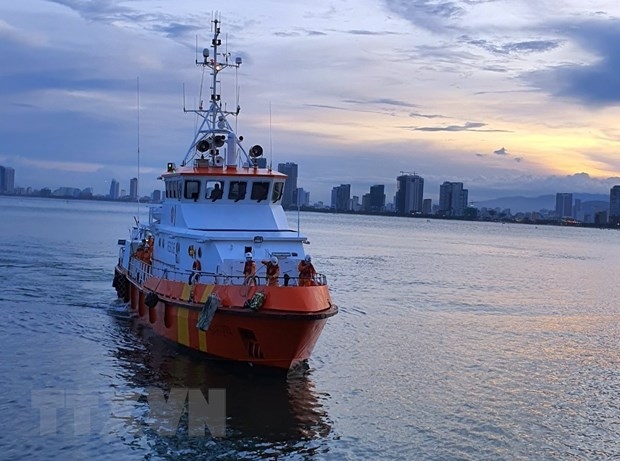 Tàu cứu nạn chuyên dụng được điều đi để tiếp nhận, đưa các ngư dân gặp nạn trên biển vào bờ. (Ảnh: TTXVN)