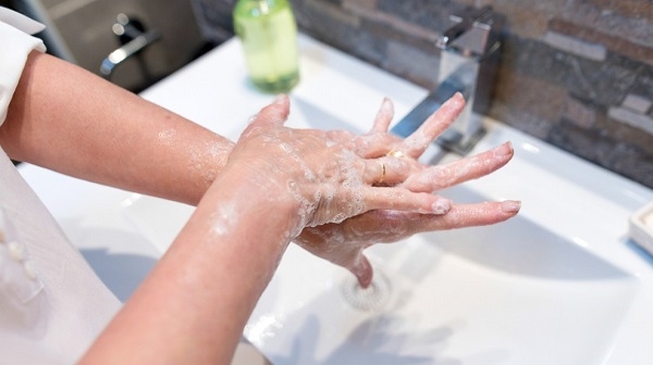 Không vệ sinh bàn tay: Giữ cho bàn tay sạch sẽ là nguyên tắc cơ bản nhất trong việc giữ gìn sức khỏe. Ta thường chạm tay lên mặt và miệng nhiều lần trong ngày, do đó bạn cần rửa tay bằng xà phòng trước khi ăn, sau khi đi vệ sinh và bất cứ khi nào tay bẩn.