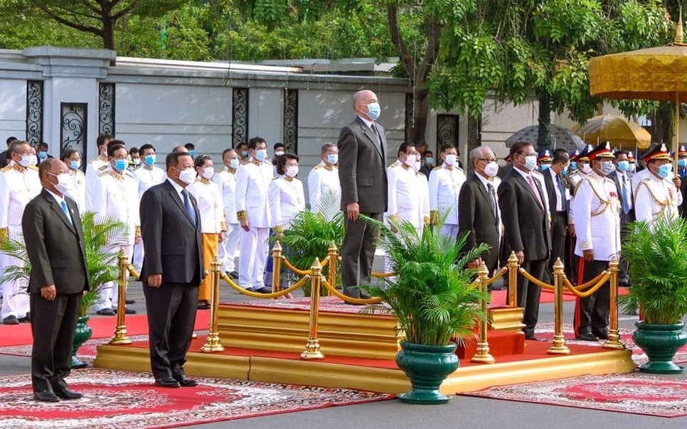 Quốc vương Norodom Sihamoni chủ trì lễ chào cờ và thắp ngọn đuốc chiến thắng tại Ðài Ðộc lập.