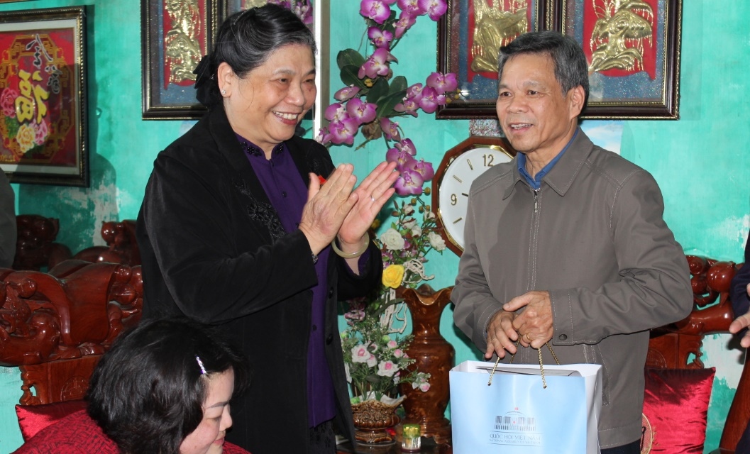 Phó Chủ tịch Quốc hội thăm và tặng quà các gia đình chính sách thị trấn Mộc Châu, tỉnh Sơn La.