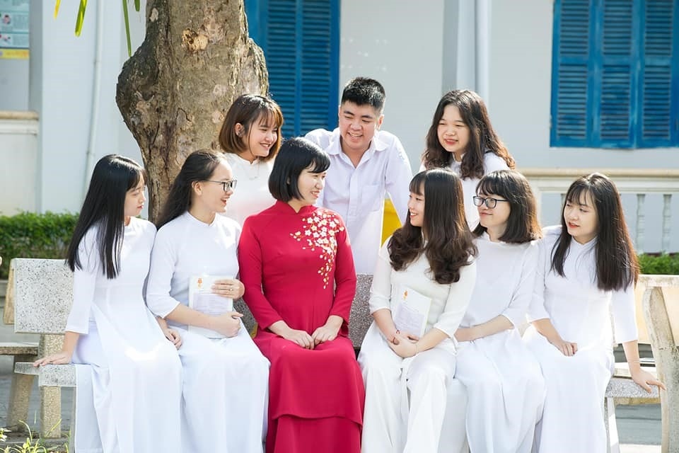 Cô Trần Quỳnh Chi, giáo viên trường THPT chuyên tỉnh Tuyên Quang khiến nhiều học sinh yêu thích môn Lịch sử bằng những phương pháp dạy sáng tạo. (Ảnh: NVCC) 