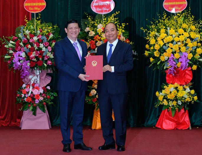 Thủ tướng Nguyễn Xuân Phúc trao quyết định bổ nhiệm ông Nguyễn Thanh Long làm Bộ trưởng Bộ Y tế. 