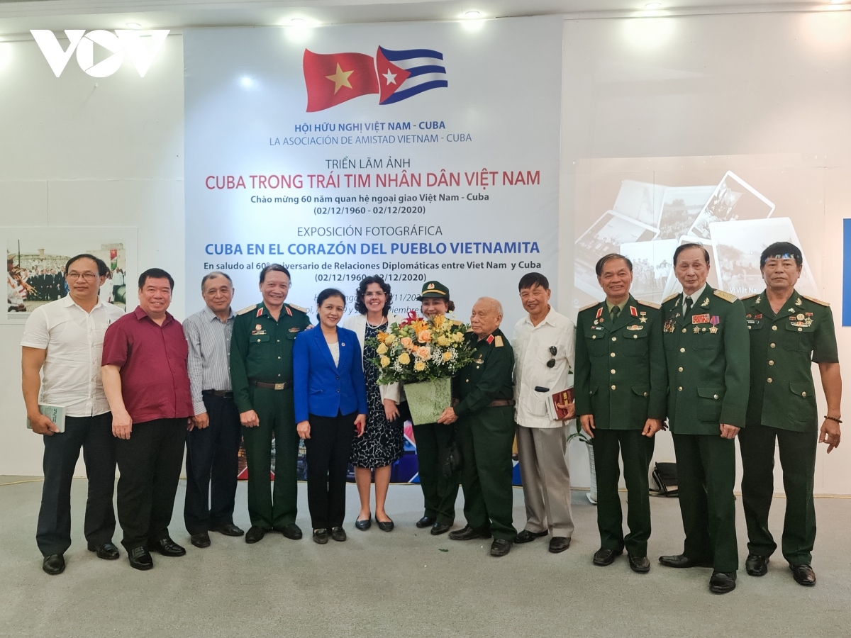 Nguyen Phuong Nga, President of the Vietnam Union of Friendship Organisations (VUFO), and Cuban ambassador to Vietnam Lianys Torres Rivera (fifth and sixth from left), join delegates to pose for a group photo.