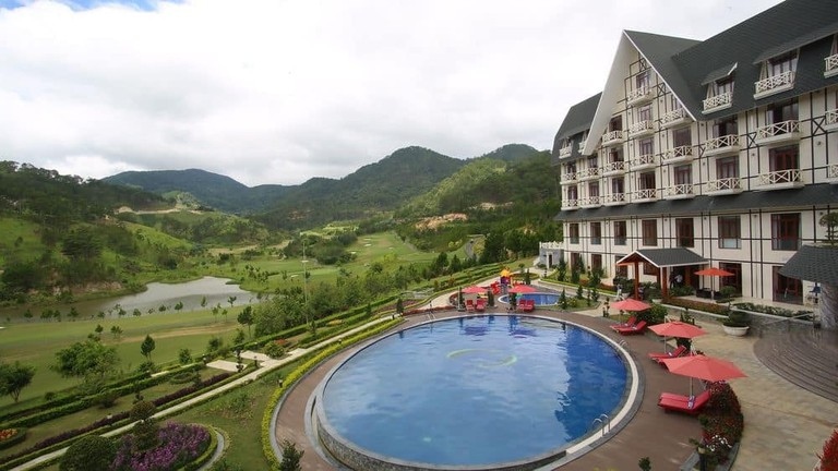 Swiss-Bel Resort Tuyen Lam Da Lat is in the style of a Swiss Alps resort whilst being surrounded by a golf course and beautiful mountains. This location represents the perfect escape for a family or a group of friends looking to spend some time amid a luxury setting. The resort has two pools, a tennis court, a comfy cinema, a gym, and a spa, all at a reasonable price.