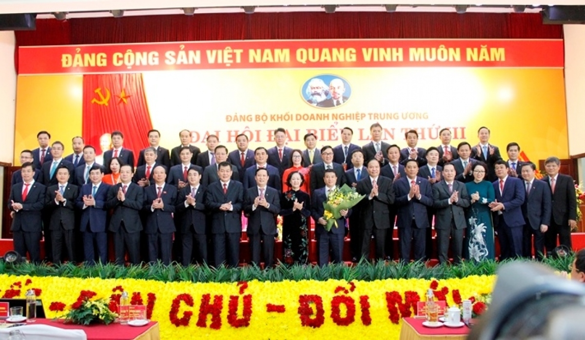 Bí thư Trung ương Đảng, Trưởng Ban Dân vận Trung ương Trương Thị Mai chụp ảnh lưu niệm với Ban Chấp hành Đảng bộ Khối Doanh nghiệp Trung ương khóa III.