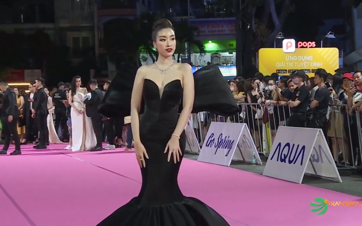 Hoa hậu Việt Nam 2016 Đỗ Mỹ Linh huyền bí với đầm đen.