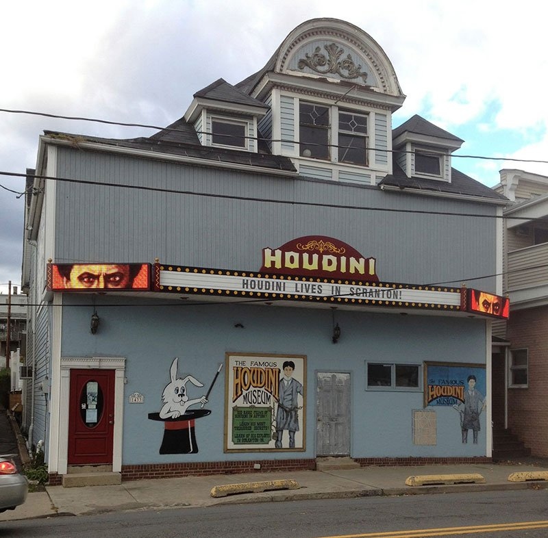 Bảo tàng Houdini tôn vinh Harry Houdini – một trong những nhà ảo thuật nổi tiếng nhất thế giới. Nơi đây lưu lại những bức tranh, áp phích và hiện vật về cuộc đời và sự nghiệp của ông. Du khách sẽ được tham quan, tìm hiểu, xem phim và tham gia vào các chương trình biểu diễn ảo thuật của các ảo thuật gia như Dorothy Dietrich hay Dick Brooks.