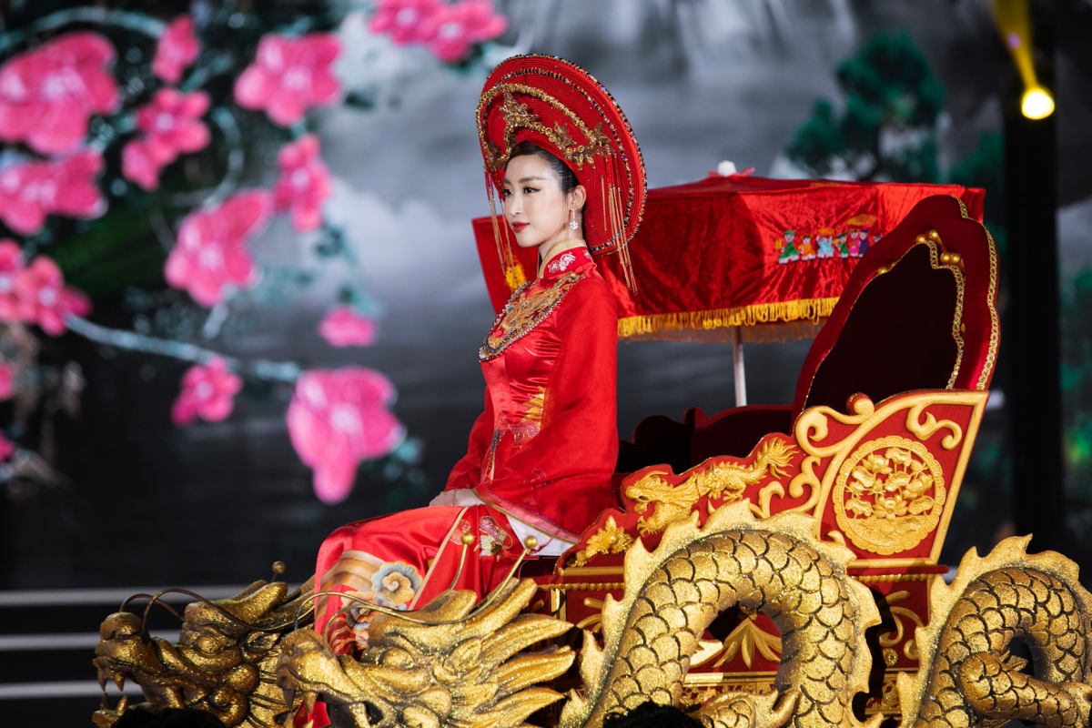 Hoa hậu Đỗ Mỹ Linh ăn chay 2 ngày trước khi ngồi kiệu hóa thân thành Thánh Mẫu