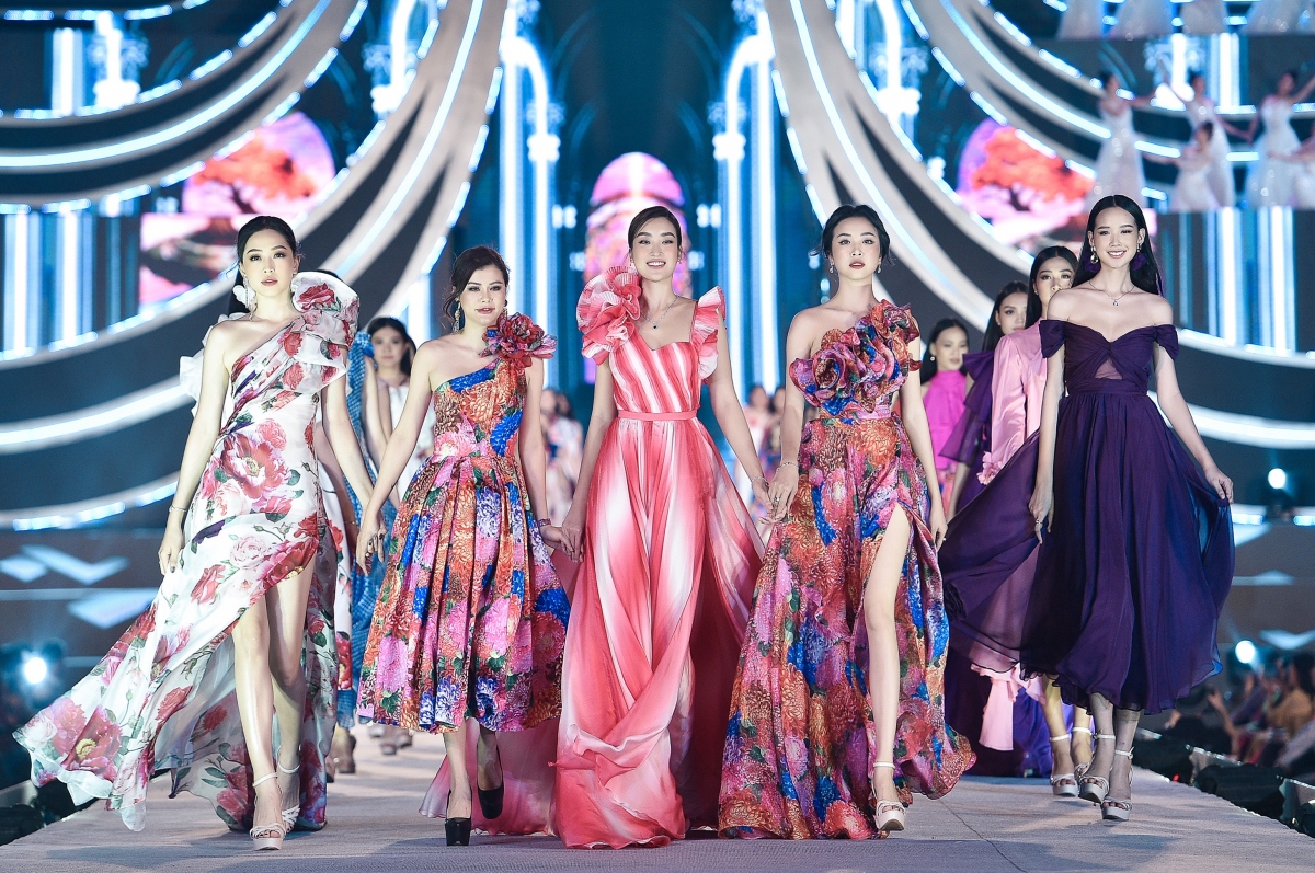 Hoa hậu Mỹ Linh vừa làm giám khảo, vừa catwalk cực đỉnh