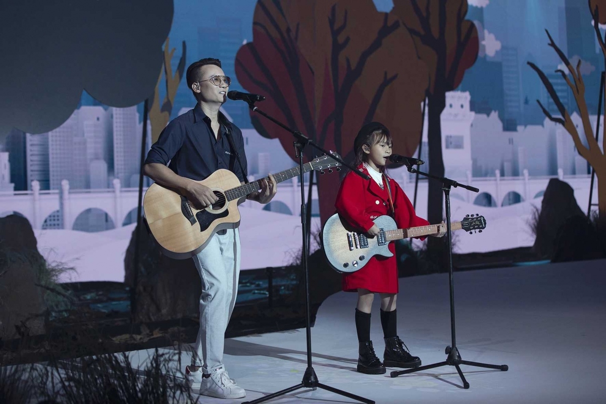 Singer Hoang Bach and his daughter put on a guitar performance to excite members of the audience.