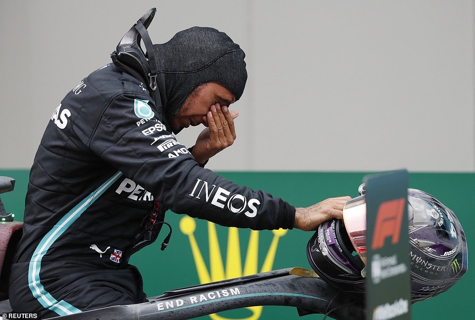 Lewis Hamilton không cầm được nước mắt khi tạo ra chiến tích lịch sử.