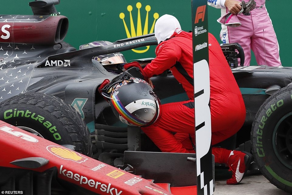 Kình địch Sebastian Vettel đội Ferrari tới chúc mừng Lewis Hamilton.