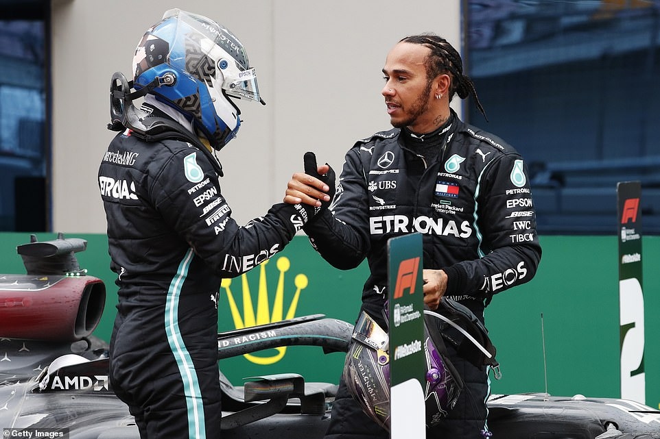 Lewis Hamilton chia vui cùng đồng đội Valtteri Bottas.