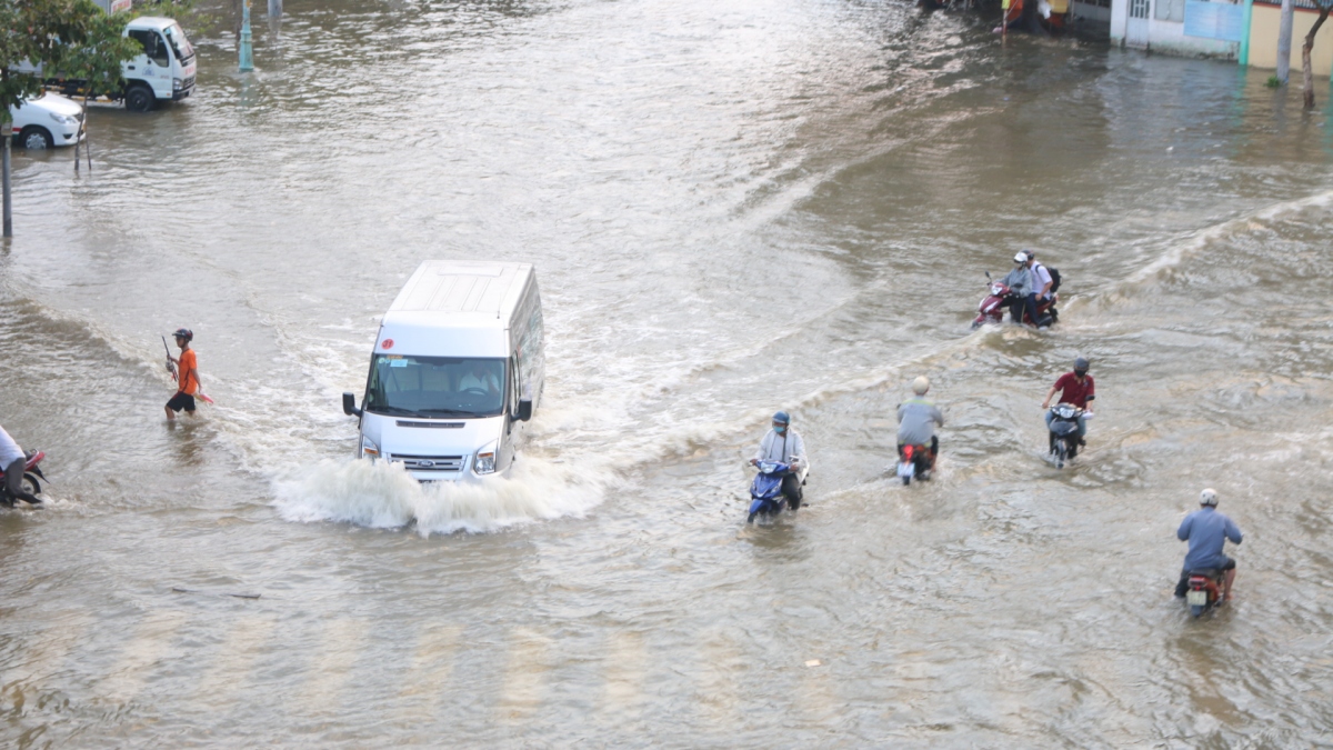 Triều cường dâng cao khiến nhiều tuyến đường, nhà dân ở TPHCM ngập nặng