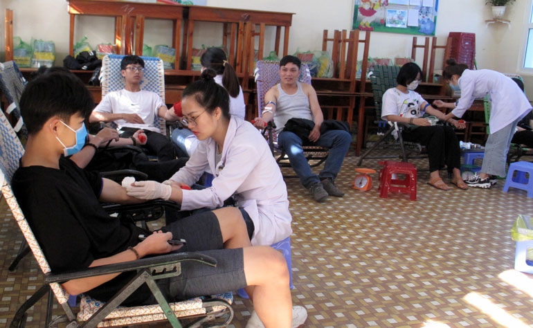 Gần 200 người tham gia hiến máu tình nguyện ở Lâm Đồng