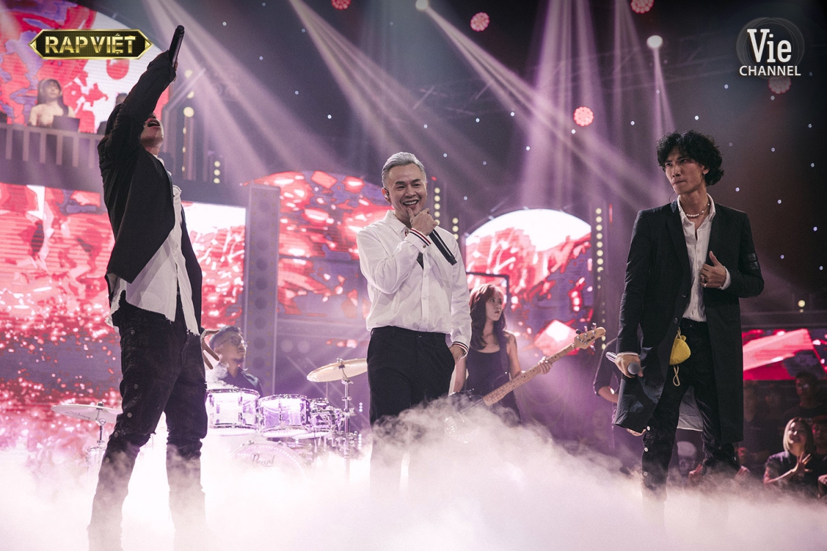 Team Binz khiến khán giả "tan chảy" với phần trình diễn "What love is..." trong đêm Chung kết Rap Việt.