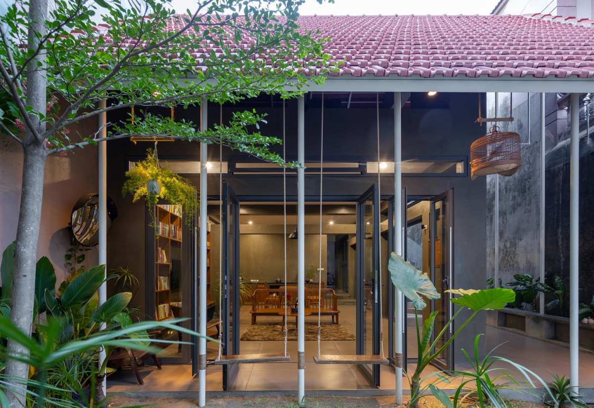 Để hạn chế gió Lào gay dắt, chủ nhân căn nhà chọn kết hợp "vườn trong nhà ”-“ nhà trong vườn ”.