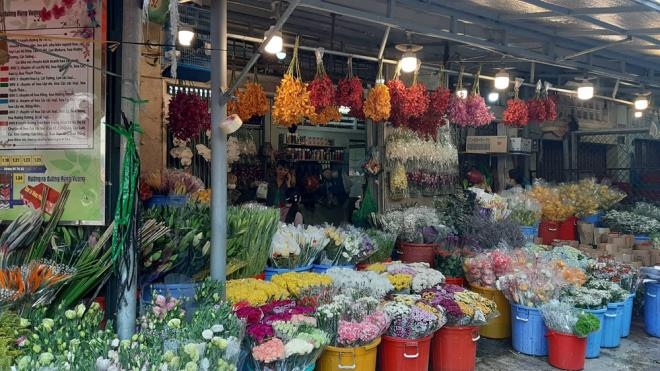 Tiểu thương chợ Hồ Thị Kỷ, Quận 10, TP.HCM bán được nhiều hoa hơn mấy dịp lễ trước. (Ảnh: Mai Thy)