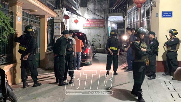 Cơ quan Cảnh sát điều tra Công an thành phố Thái Bình khám xét khẩn cấp nơi ở của Lê Mai Anh. Ảnh: Báo Thái Bình