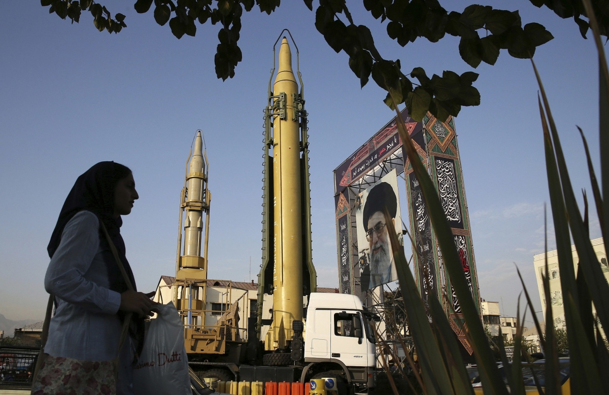 Tên lửa đất đối đất và chân dung lãnh tụ tối cao Iran Leader Ayatollah Ali Khamenei. Ảnh chụp năm 2017: AP