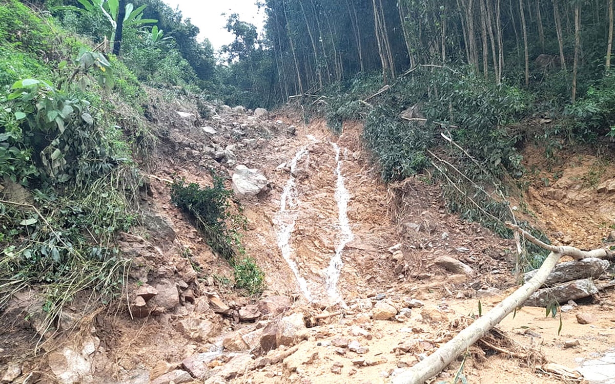 Lũ ống tràn xuống gây sạt lở đường lên xã Vĩnh Kim, huyện Vĩnh Thạnh