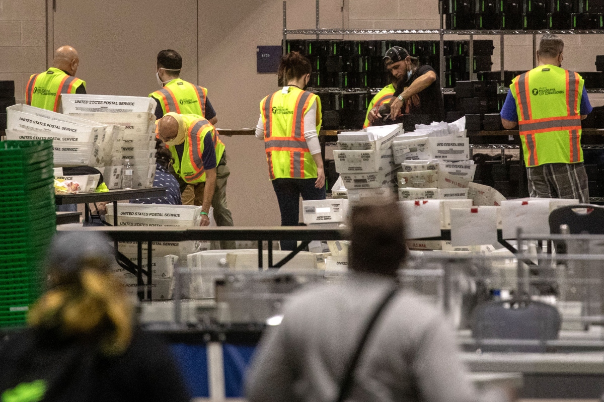 Các nhân viên kiểm phiếu tại Pennsylvania. Ảnh: CNN.