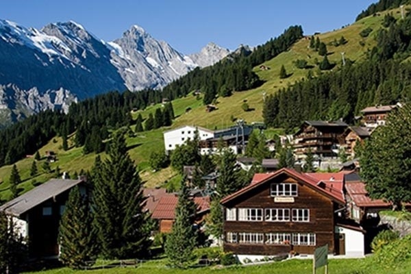 Murren (Thụy Sĩ) nằm nép mình dưới chân đỉnh núi Schilthorn với phong cảnh yên bình, đẹp như tranh vẽ. Bởi vì ngôi làng nhỏ và rất ít xe ô tô nên du khách có thể ngắm cảnh trong bầu không khí yên tĩnh, trong lành. Đứng từ ngôi làng, bạn còn có thể nhìn toàn cảnh dãy Alps hùng vĩ và đắm mình vào thiên nhiên bao la.