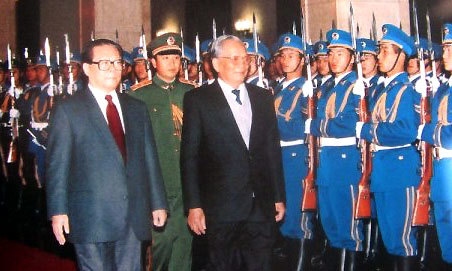 Ngày 9/11/1993 tại Đại lễ đường nhân dân Bắc Kinh, Chủ tịch nước Trung Quốc Giang Trạch Dân tổ chức lễ đón, chào mừng Chủ tịch nước Việt Nam Lê Đức Anh.