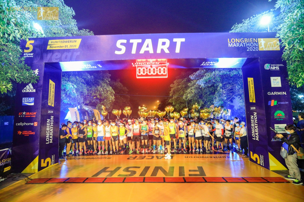 Giải Longbien Marathon 2020 thu hút 5.000 VĐV tham gia ở các cự ly 5, 10, 21 và 42 km.