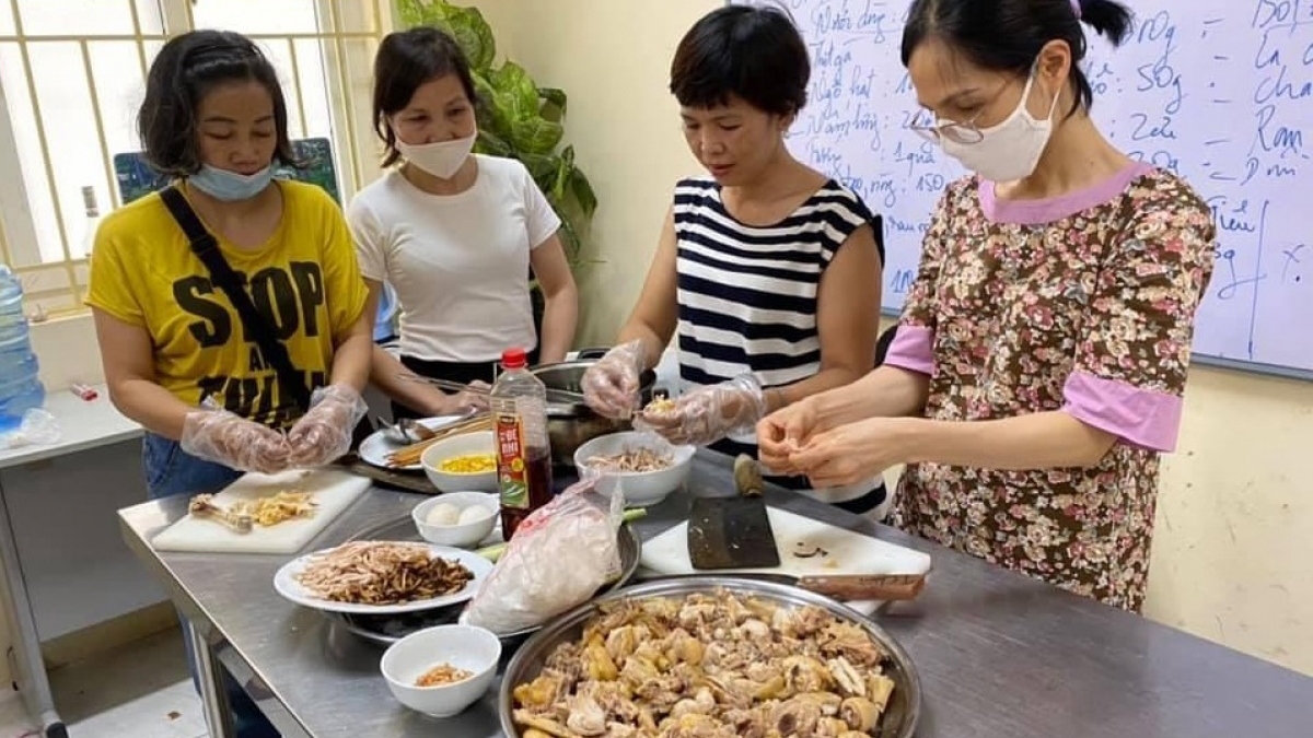 Một buổi học nghề của các học viên tại Trung tâm dịch vụ việc làm Hà Nội.