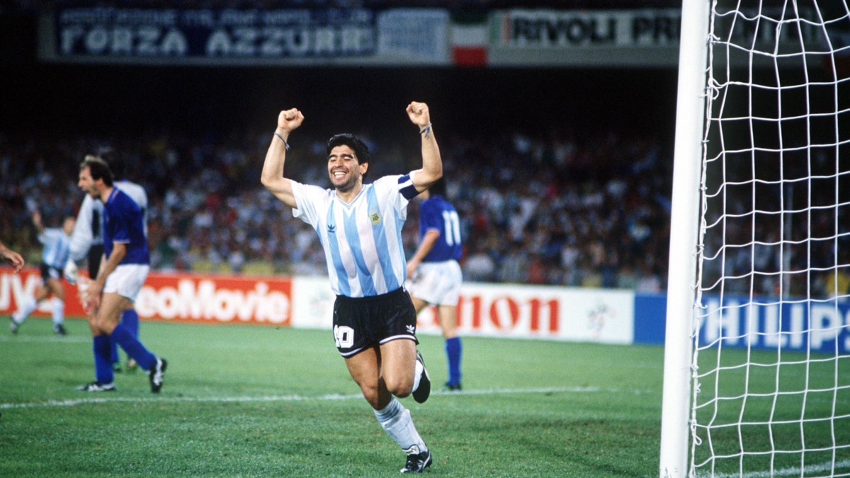 Maradona ăn mừng khi cùng Argentina loại Italia ở bán kết World Cup 1990. (Ảnh: Getty)