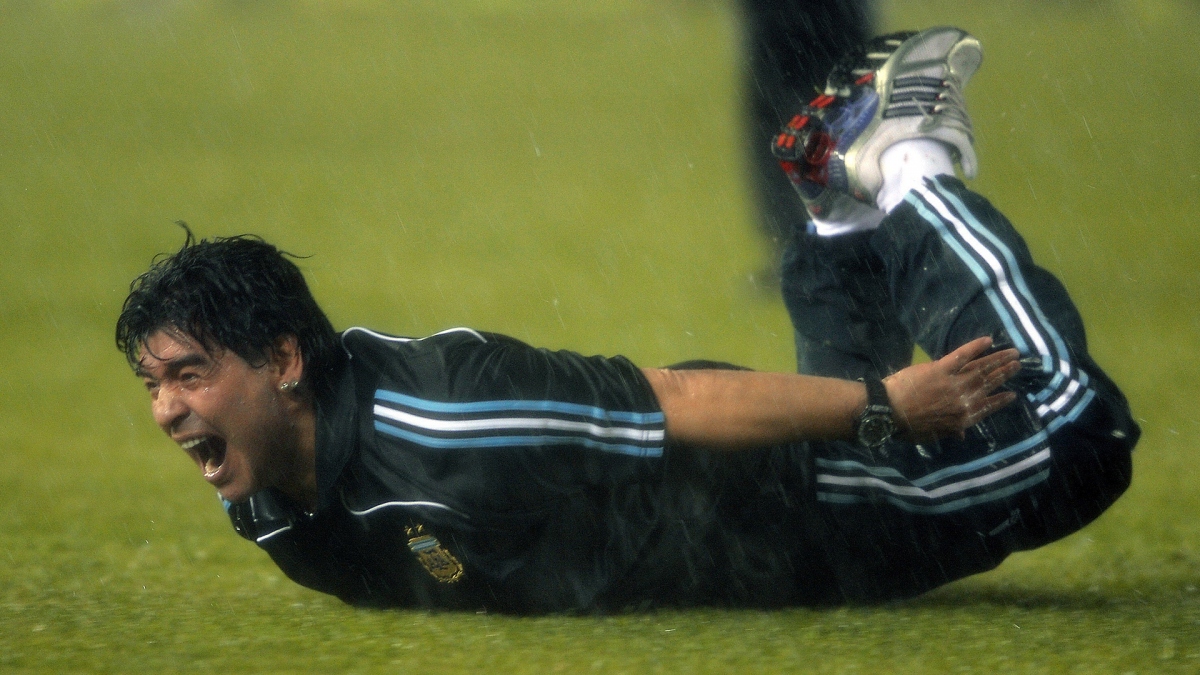 Màn trượt cỏ đầy cảm xúc của Maradona. (Ảnh: Getty)