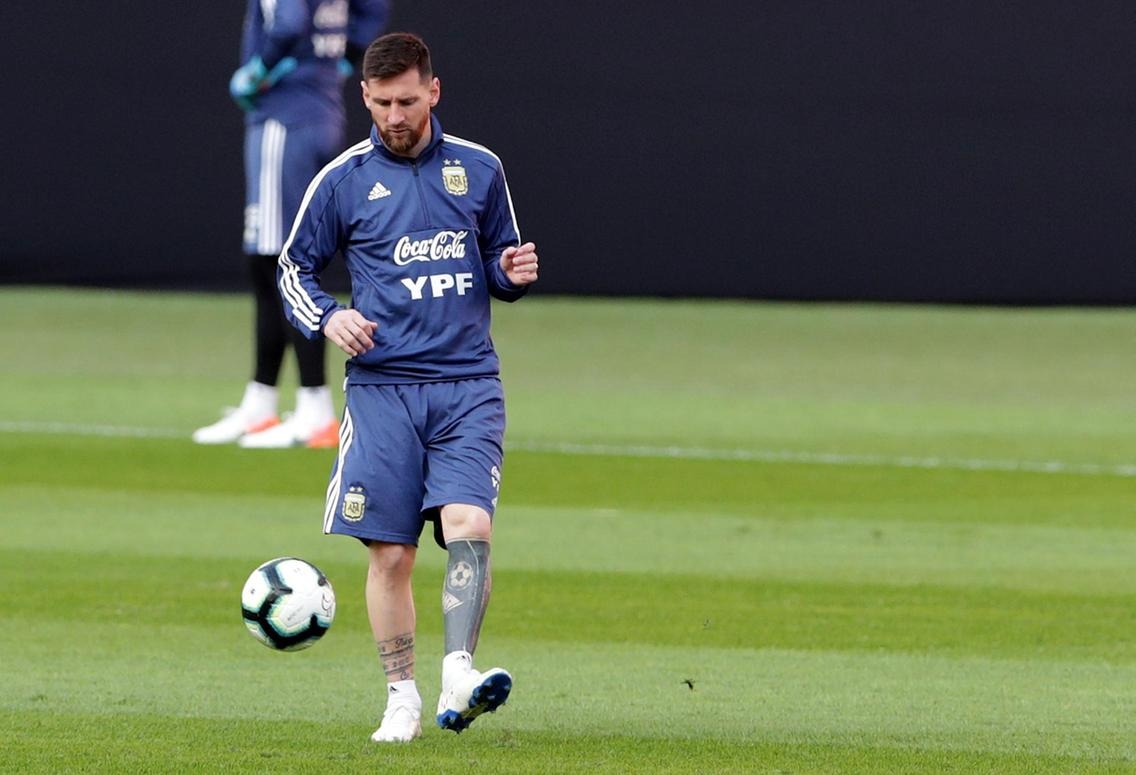 Messi đau mắt cá chân trong buổi tập gần nhất của ĐT Argentina. (Ảnh: Getty).