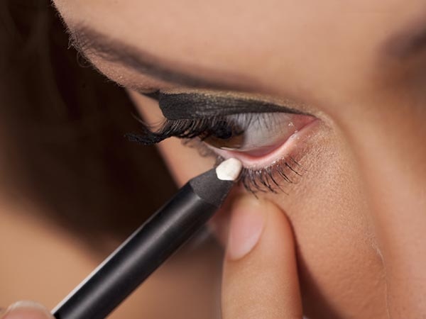 Sử dụng kẻ mắt sáng màu: Một mẹo nữa để giúp đôi mắt bạn bớt lờ đờ là sử dụng eyeliner màu trắng để kẻ phần viền mắt. Mẹo này sẽ giúp mắt bạn trông to hơn và sáng hơn.