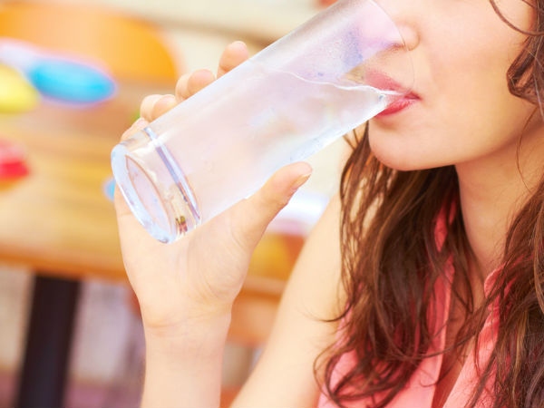Uống đủ nước: Uống nhiều nước giúp bạn ít cảm thấy đói hơn, đồng thời giúp đẩy nhanh quá trình đốt cháy mỡ, từ đó giúp giảm mỡ nhanh hơn. Uống nhiều nước còn làm tăng cường trao đổi chất, từ đó giúp cơ thể đốt cháy nhiều calo hơn.