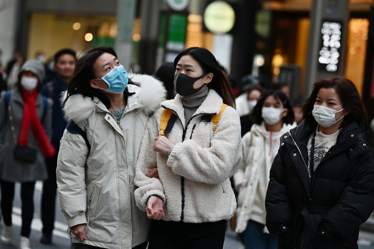 Người dân đeo khẩu trang để phòng tránh lây nhiễm Covid-19 tại Tokyo, Nhật Bản. (Nguồn: AFP)