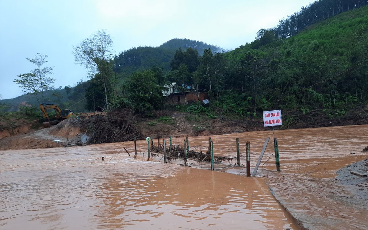 Sạt lở đất ở miền núi, ngập lụt ở vùng thấp trũng Quảng Nam