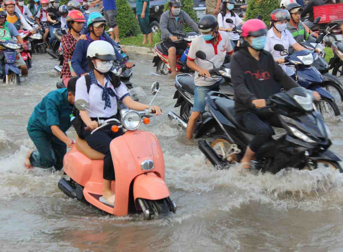 Triều cường tại Cần Thơ tiếp tục vượt báo động 3 nhiều tuyến đường ngập sâu