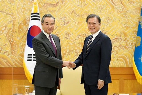 Ngoại trưởng Trung Quốc Vương Nghị hội kiến Tổng thống Hàn Quốc Moon Jae In. Nguồn Bộ Ngoại giao Trung Quốc.