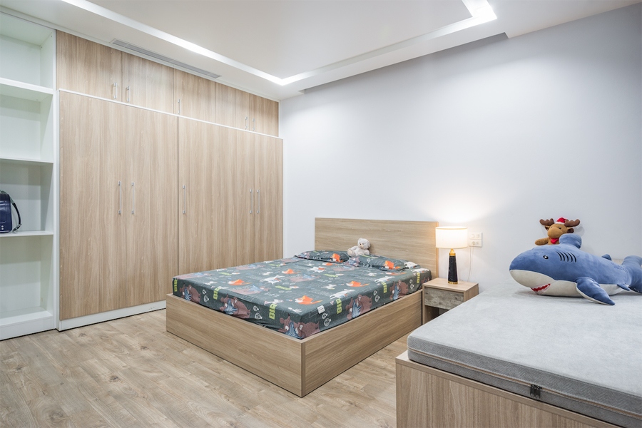 Phòng ngủ con được thiết kế với những tông màu tươi sáng, nhẹ nhàng.