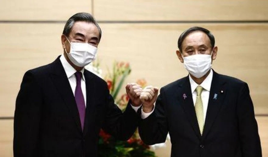 Thủ tướng Nhật Bản Suga Yoshihide tiếp Ngoại trưởng Trung Quốc Vương Nghị. Ảnh: Reuters.